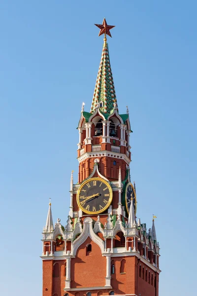 Torre Spasskaya en la Plaza Roja de Moscú sobre un fondo de cielo azul — Foto de Stock