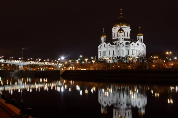 Собор Христа Спасителя в Москве на фоне Москвы ночью — стоковое фото