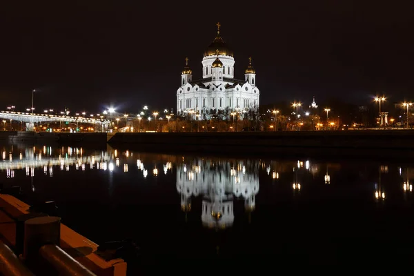 Собор Христа Спасителя с отражением на водной поверхности Москвы. Москва ночью — стоковое фото