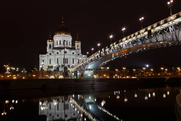 Catedral de Cristo Salvador contra a ponte Patriarshiy. Paisagem de Moscou à noite — Fotografia de Stock