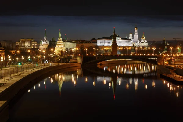 Московский Кремль ночью. Вид с Патриаршего моста — стоковое фото