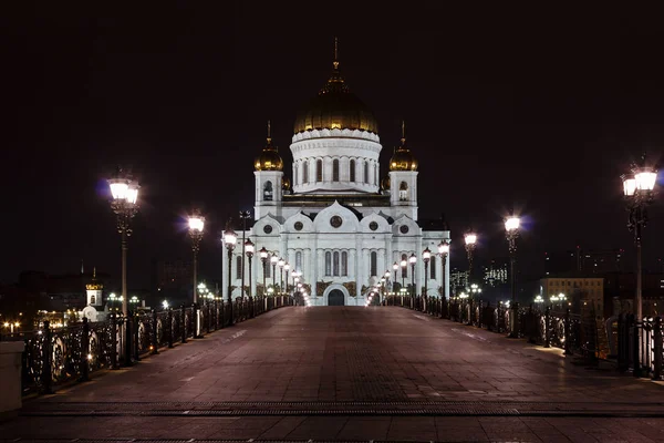 View of the Cathedral of Christ the Saviour in Moscow with Patriarshiy bridge at night — Stock Photo, Image