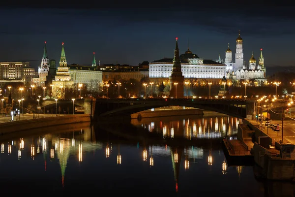 Vue du Kremlin de Moscou la nuit depuis le pont Patriarshiy — Photo