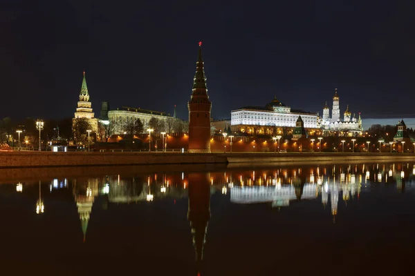 Московский Кремль ночью с отражением на воде Москвы — стоковое фото