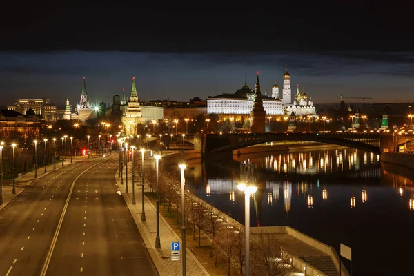 Moscova Kremlinul noaptea pe fundalul digului Prechistenskaya — Fotografie, imagine de stoc