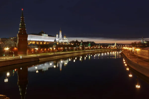 Вид на Московский Кремль ночью с Болотного Каменного моста — стоковое фото