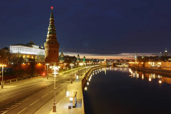 Здания Московского Кремля и Кремлевской набережной ночью — стоковое фото