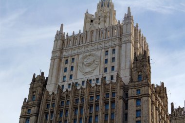 Moskova, Rusya - 25 Mart 2018: Mavi gökyüzüne karşı Rusya Federasyonu Dışişleri Bakanlığı binasının