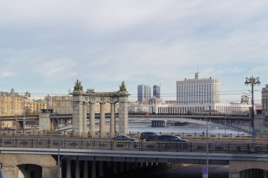 Moskova, Rusya - 25 Mart 2018: Bina, Rusya Federasyonu hükümet binası zemin Moskova Nehri arasında köprü karşı