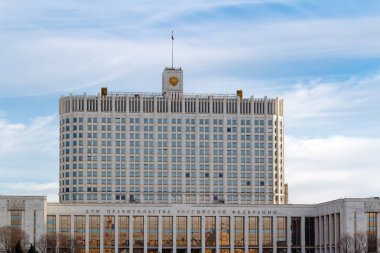 Moskova, Rusya - 25 Mart 2018: Rusya Federasyonu hükümet binası bir güneşli bahar gününde