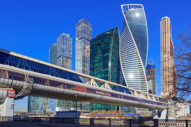 Moskova, Rusya - 14 Nisan 2018: Moskova Uluslararası İş Merkezi Moskova-şehir ve güneşli bahar günü köprüde Bagration