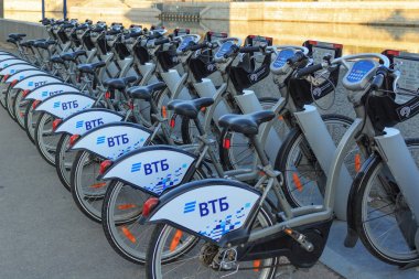 Moskova, Rusya - 03 Mayıs 2018: Kiralık Bisiklet Moskova Nehri'ne çıkabilir