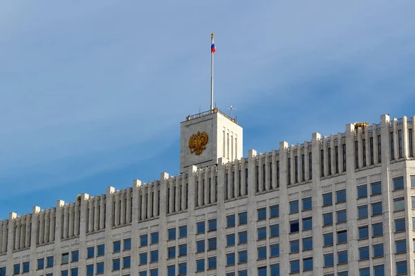 Moscú, Rusia - 25 de marzo de 2018: Edificio de la Casa de Gobierno de la Federación Rusa sobre un fondo de cielo azul — Foto de Stock