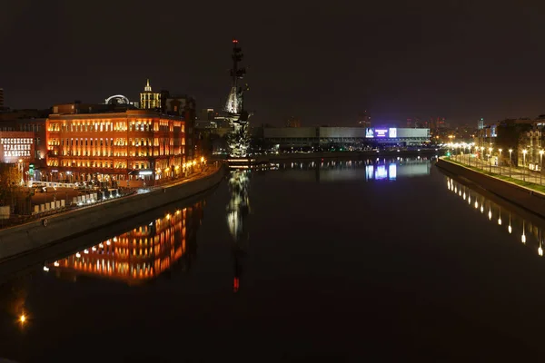 Moskou, Rusland - April 26, 2018: Uitzicht van de rivier Moskva en monument voor Peter ik 's nachts vanaf Patriarshiy brug — Stockfoto