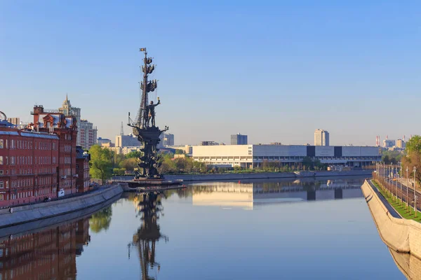 Moscou, Rússia - 03 de maio de 2018: Vista do rio Moskva e monumento a Pedro I da Ponte Patriarshiy na manhã ensolarada — Fotografia de Stock