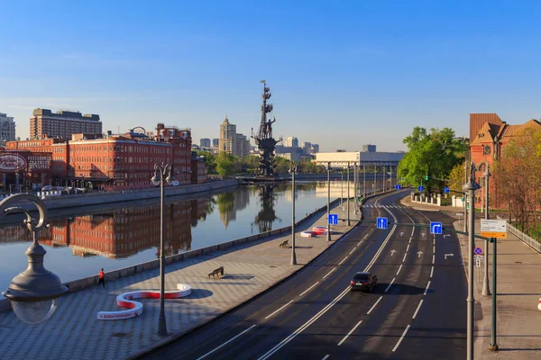 Moscou, Rússia - 03 de maio de 2018: aterro de Prechistenskaya do rio Moskva e monumento a Pedro I na manhã de primavera ensolarada — Fotografia de Stock
