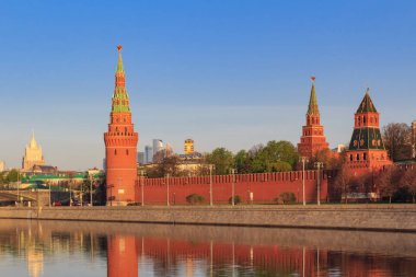 Moskova Kremlin arka planda bir güneşli bahar sabahı Karbysheva set of