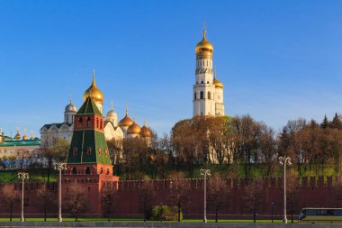 Moskova Kremlin katedraller güneşli bahar sabahı bir mavi gökyüzü arka plan üzerinde