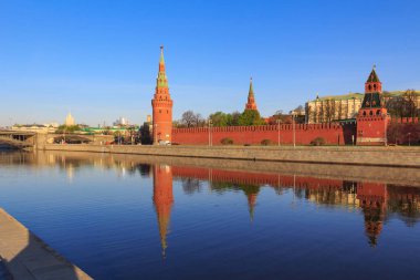 Moskova Nehri ve Moskova Kremlin görünümünü bir güneşli bahar sabahı