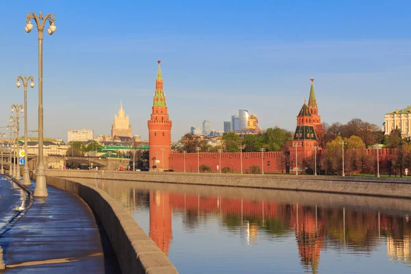 Kreml i solig vårmorgon. Visa från Sofiyskaya vallen — Stockfoto
