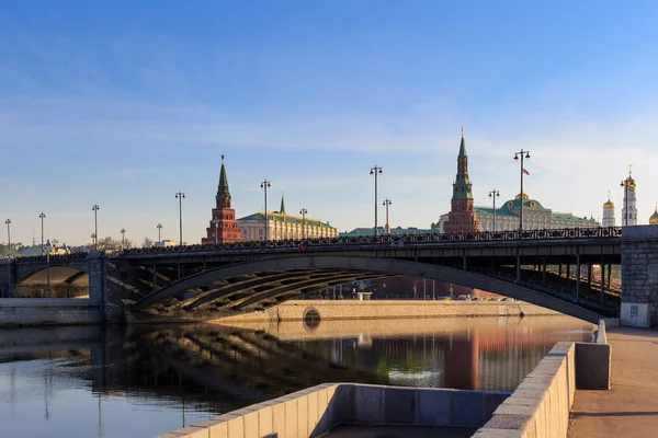 Болевой Каменный мост на фоне Московского Кремля в солнечное весеннее утро — стоковое фото