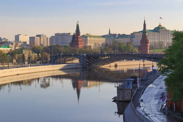 Moskva rzeki nasypów na tle Kremla w słoneczny wiosenny poranek — Zdjęcie stockowe