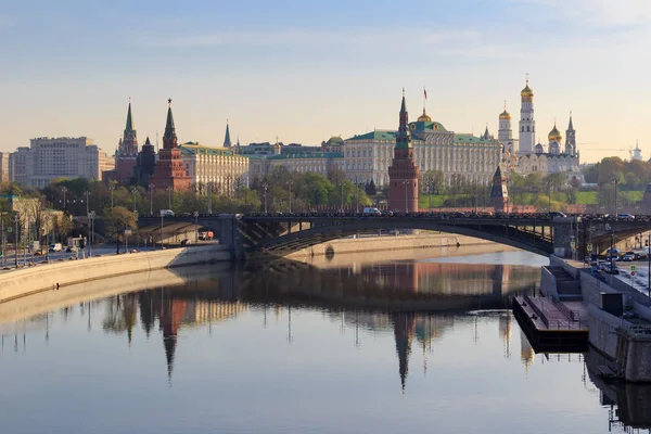 Московский Кремль на фоне Болотного Каменного моста в солнечное весеннее утро — стоковое фото