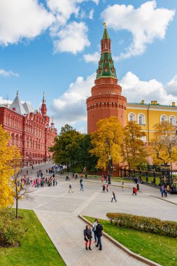 Moskova, Rusya - 08 Ekim 2019: Güneşli sonbahar gününde Manezhnaya meydanında Moskova Kremlin 'e karşı yürüyen turistler. Manezhnaya Meydanı Moskova 'da popüler bir turistik beldedir.