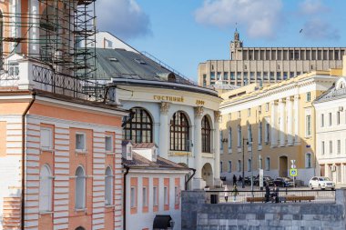 Moskova, Rusya - 08 Ekim 2019: Moskova şehir merkezinin mimarisi. Güneşli bir sonbahar gününde tarihi binalara karşı ticaret ve sergi kompleksi