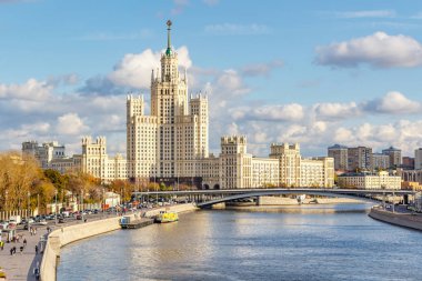 Moskova, Rusya - 08 Ekim 2019: Stalin gökdeleni Kotelnicheskaya Embankment 'e karşı Moskva Nehri ve mavi gökyüzü güneşli bir sonbahar gününde beyaz bulutlarla. Moskova Tarih Merkezi Mimarisi
