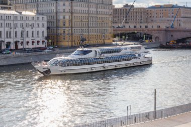 Moskova, Rusya - 08 Ekim 2019: Güneşli sonbahar gününde Moskova 'daki Moskva Nehri' nde yüzen yolcu gemisi