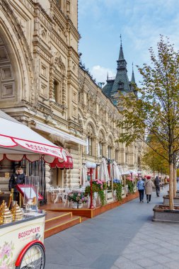 Moskova, Rusya - 08 Ekim 2019: Güneşli bir sonbahar akşamı Moskova 'daki Kızıl Meydan' da bulunan Gum State Mağazası 'nın dış görünüşü mavi gökyüzüne karşıdır. Sonbaharda kırmızı meydan