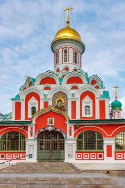 Moskova, Rusya - 08 Ekim 2019: Moskova 'daki Kızıl Meydan' daki Kazan Katedrali 'ne giriş. Güneşli sonbahar akşamında mavi gökyüzüne bak