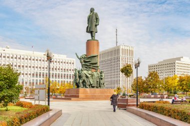 Moskova, Rusya - 3 Ekim 2019: Lenin anıtı güneşli bir sonbahar sabahı Moskova 'da Kaluzhskaya meydanında