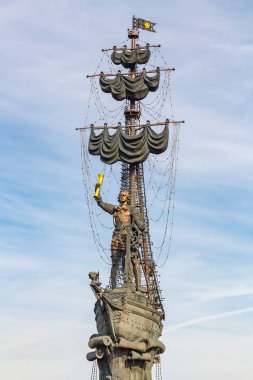 Moskova, Rusya - 3 Ekim 2019: Güneşli sonbahar gününde mavi gökyüzüne karşı Büyük Peter Anıtı. Moskova 'daki ünlü anıtlar