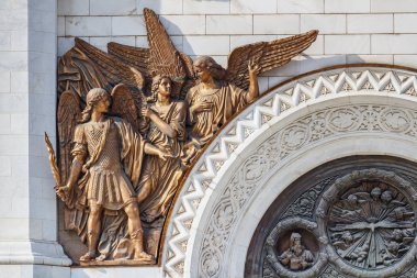 Moskova, Rusya - 3 Ekim 2019: Kurtarıcı İsa Katedrali 'nin ön cephesinde azizlerin figürleri. Kurtarıcı İsa Katedrali Moskova 'nın tarihi merkezinde popüler bir turistik dönüm noktasıdır.