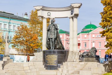 Moskova, Rusya - 3 Ekim 2019: Moskova 'daki Kurtarıcı İsa Katedrali yakınlarında Rus İmparatoru I. Aleksandr anıtı. Güneşli sonbahar gününün görüntüsü