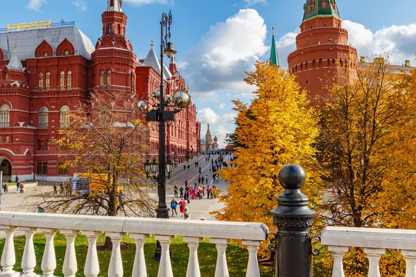 Moskva, Ryssland - 08 oktober 2019: Manezhnaja torg på hösten mot gula träd på solig dag. Manezhnaya torget är en populär historisk plats i Moskva centrum — Stockfoto