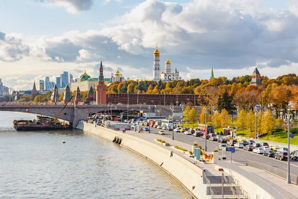 Moscou, Rússia - 08 de outubro de 2019: Moscou Kremlin contra Moskvoretskaya Embankment do Rio Moskva no dia ensolarado do outono. Vista do centro de Moscou no outono — Fotografia de Stock