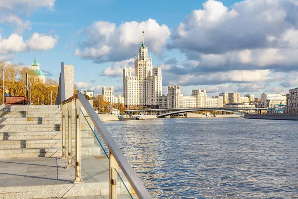 Moskova, Rusya - 08 Ekim 2019: Güneşli sonbahar gününde Moskva Nehri 'nin yüzeyine karşı Kotelnicheskaya Embankment' te Stalin gökdeleni inşa edilmesi. Moskova 'da sonbaharda manzara — Stok fotoğraf