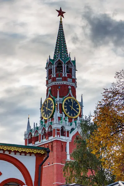 俄罗斯莫斯科- 2019年10月8日：莫斯科克里姆林宫的Spasskaya塔与秋天的阴天对抗。 莫斯科克里姆林宫建筑 — 图库照片