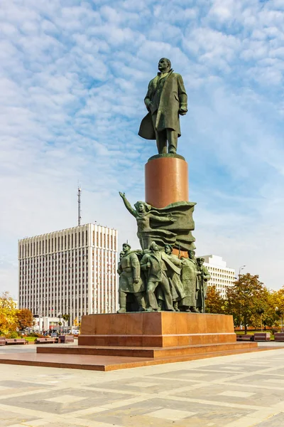Moscú, Rusia - 03 de octubre de 2019: Vista del monumento a Vladimir Lenin en la plaza Kaluzhskaya contra el cielo azul con nubes blancas en la soleada mañana de otoño. Arquitectura de Moscú — Foto de Stock