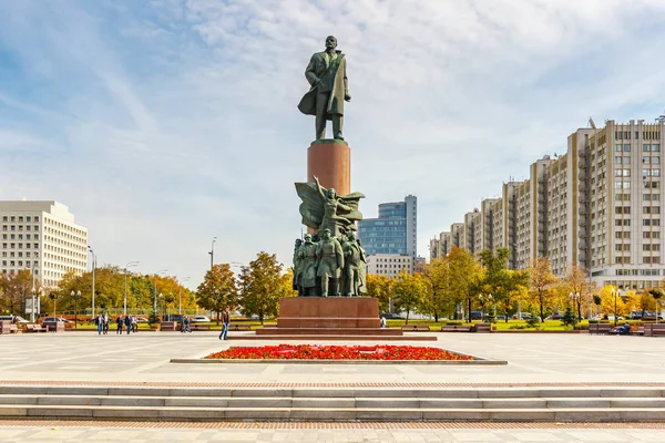 Moscú, Rusia - 03 de octubre de 2019: Monumento a Vladimir Lenin en la plaza Kaluzhskaya de Moscú. Vista frontal en la soleada mañana de otoño — Foto de Stock