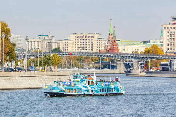 Moskova, Rusya - 3 Ekim 2019: Güneşli sonbahar gününde Moskva Nehri manzarası. Moskova 'nın tarihi merkezinde nehir yüzeyinde yüzen eğlence teknesi — Stok fotoğraf