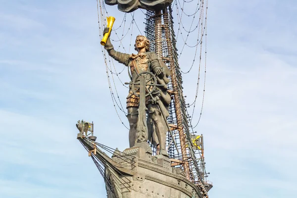 Moscou, Russie - 03 octobre 2019 : Le tsar russe Pierre le Grand à la barre d'un voilier contre le ciel bleu par temps ensoleillé. Monument à Pierre I est un monument touristique populaire dans le centre historique de Moscou — Photo