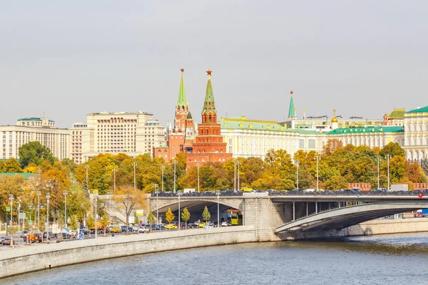 Moskva, Ryssland - 03 oktober 2019: Moskva centrum på solig höstdag. Utsikt över Moskva Kreml mot Bolshoy Kamenny Bridge ovanför Moskva River i solljus — Stockfoto