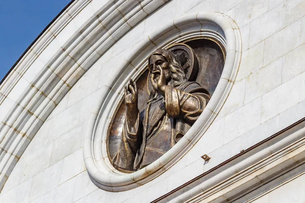 Moskova, Rusya - 3 Ekim 2019: Kurtarıcı İsa 'nın Katedrali' nin ön cephesinde azizlerin yüksek ferahlıkları. Kurtarıcı İsa Katedrali Moskova 'nın tarihi merkezinde popüler bir turistik dönüm noktasıdır.