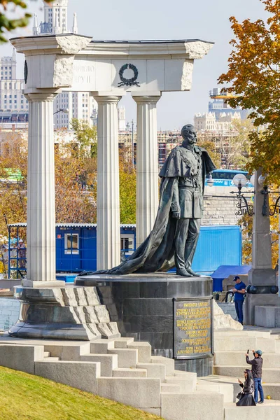 Moscú, Rusia - 03 de octubre de 2019: Monumentos históricos de Moscú. Monumento de bronce al emperador ruso Alejandro II el Libertador cerca de la Catedral de Cristo Salvador en el soleado día de otoño — Foto de Stock