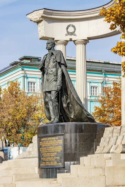 Moskou, Rusland - 03 oktober 2019: Bronzen monument voor de Russische keizer Alexander Ii de Bevrijder tegen gevel van historisch gebouw in Moskou centrum op zonnige herfstdag — Stockfoto