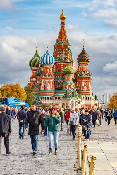 Moscú, Rusia - 05 de octubre de 2019: Turistas caminando por la Plaza Roja de Moscú contra la Catedral de San Basilio en el soleado día de otoño. Paisaje otoñal del centro histórico de Moscú — Foto de Stock